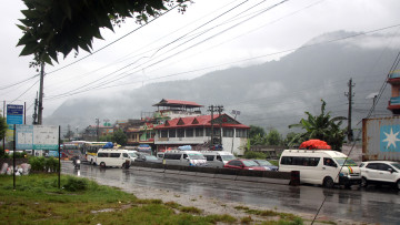 वर्षाका कारण मुख्य राजमार्गहरू अवरुद्ध, कोशी र बागमतीका सडकमा आवागमन प्रभावित