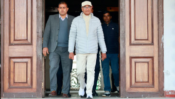बयान दिएर सिंहदरबारबाट बाहिरिए लेखक (तस्वीरहरू)
