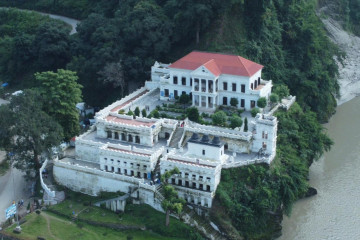 प्रेमको प्रतीकका रुपमा चिनिएको रानीमहलमा नगरपालिकाको बेवास्ता, उड्न थाल्यो रङ्ग, लाग्न थाल्यो लेउ (तस्वीरहरू)