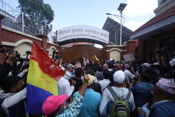 भ्रष्टाचारीलाई कारबाहीकाे माग गर्न दलबलसहित अख्तियारकाे कार्यालय पुग्याे राप्रपा (तस्वीरहरू)