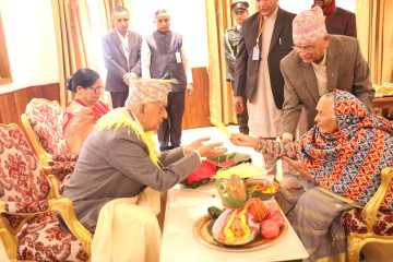 राष्ट्रपति पौडेलद्वारा ९१ वर्षीया भाउजूबाट टीका ग्रहण