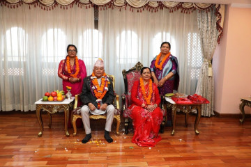 राष्ट्रपति पौडेलले शुभसाइतमा बहिनीहरूबाट ग्रहण गरे तिहारको टीका