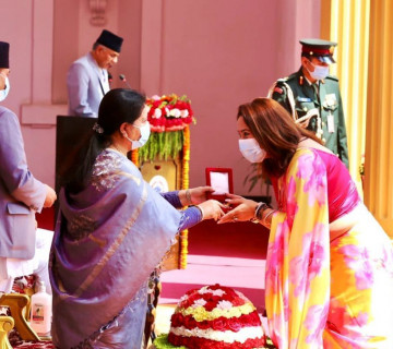 मेगा बैंककी कामु सीईओ रविना देशराज श्रेष्ठ प्रबल जनसेवाश्री (चतुर्थ) बाट विभूषित