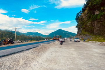 तीन वर्षमा पनि बनेन मध्यपहाडी लोकमार्गको दुई किलोमिटर सडक