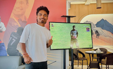 आफ्नै क्याफेमा बसेर नेपाल र यूएईको खेल हेर्दै रोहित