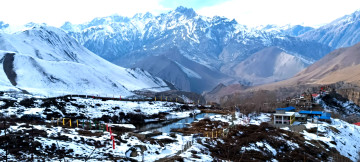 हिउँले सेताम्मे मनाङका मतदान केन्द्र