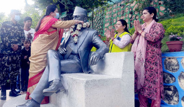 पूर्वराष्ट्रपति भण्डारीद्वारा मदन भण्डारीको सालिकमा माल्यार्पण
