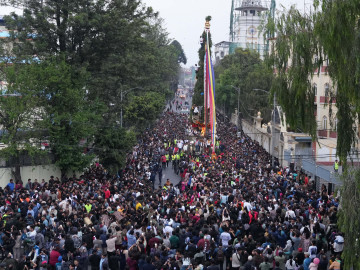 काठमाडौंमा सुरु भयो सेतो मछिन्द्रनाथको रथ यात्रा [तस्वीरहरू]