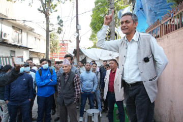 सरकारविरुद्ध सडकमा उत्रिए लगानीकर्ता, व्यवसायीमाथिको धरपकड रोक्न माग