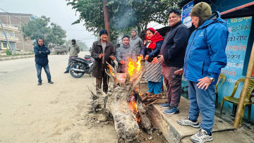 शीतलहरबाट जनजीवन प्रभावित हुन थालेपछि चोकचोकमा दाउरा बाल्न थालियो