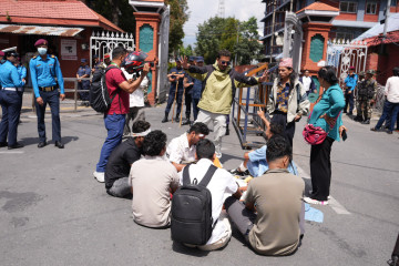 जेन–जी आन्दोलनका घाइतेहरू प्रधानमन्त्री कार्कीलाई भेट्‌न सिंहदरबारमा