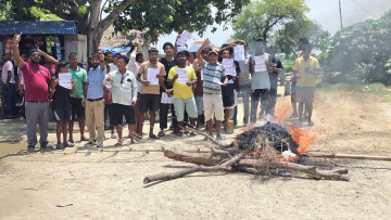 सिरहामा प्रधानमन्त्री शाह र गृहमन्त्री गुरुङविरुद्ध नाराबाजी