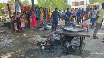 सिरहामा अझै रोकिएन प्रदर्शन, दुईवटा ठेलामा आगजनी