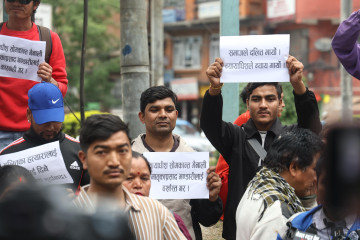 सोती घटनाबारे उच्चको फैसलामा असन्तुष्टि जनाउँदै काठमाडाैंमा प्रदर्शन, नवराजका आमाबुबा पनि सहभागी (तस्वीरहरू)