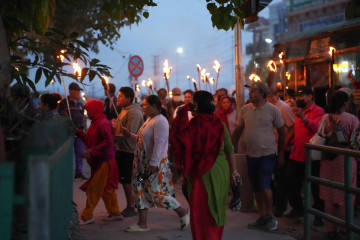 पोखराका सुकुम्बासीहरूले निकाले मसाल जुलुस (तस्वीरहरू)
