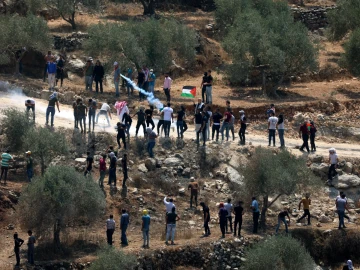 इजरायली सेनाद्वारा प्यालेस्टाइनी विद्यार्थीमाथि अश्रुग्यास प्रहार