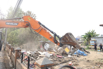 जडीबुटी क्षेत्रमा सुकुम्बासी बस्ती हटाउने क्रममा तनाव, डाेजरमाथि ढुंगा प्रहार