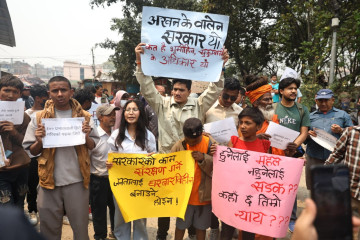 सुकुम्बासी बस्तीमा नाराबाजी– १०० प्रभावशाली हिरो, गरिबको पक्षमा जिरो (तस्वीरहरू)