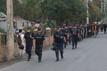थापाथलीको सुकुम्बासी बस्ती हटाइँदै, बिहानैदेखि ठूलो संख्यामा प्रहरी परिचालन (तस्वीरहरू)