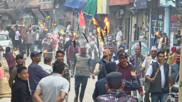 सुर्खेतमा एमालेकाे राँके जुलुसमा प्रहरीकाे लाठी चार्ज