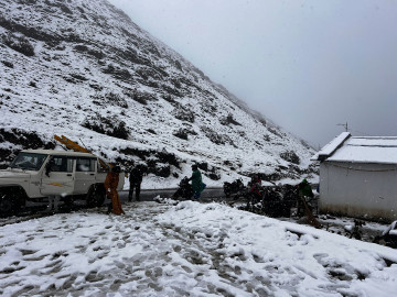 ‘हिडन भ्याली’मा फसे १५ जना पर्यटक, हिमपात नरोकिँदा उद्धार टोली पठाउन समस्या