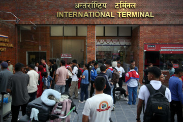 विमानस्थल कब्जा गर्न भन्दै गेटमा पुगे प्रदर्शनकारी, सेनाकाे उच्च तैनाथी