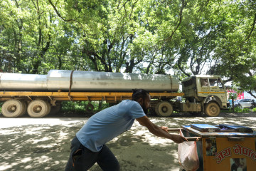 आइपुग्यो त्रिवि क्रिकेट मैदानको फ्लडलाइट टावर (तस्वीरहरू)