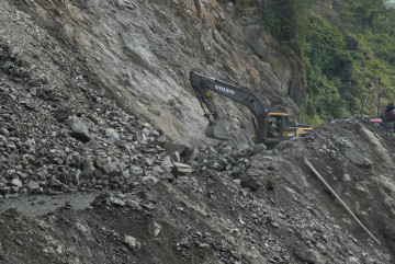 सुक्खा पहिरोले कर्णाली करिडोरअन्तर्गत खच्चा सडक अवरुद्ध