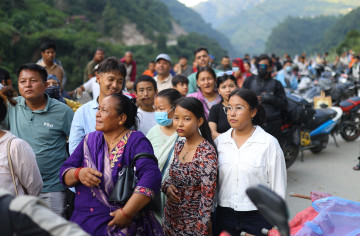 दसैँ मनाउन हिँडेका यात्रु तुइनखोलामा अलपत्र, सडक खुल्ने छैन टुङ्गो (तस्वीरहरू)