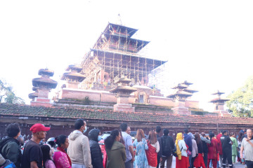 जीवित देवी कुमारीले सर्वसाधारणलाई दसैँको टीका लगाइदिने