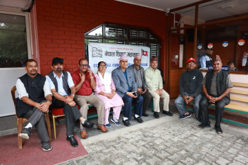 शिक्षक महासंघद्वारा एकीकृत समाजवादीको पार्टी कार्यालयमा धर्ना