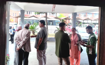 सरकारले सहमति पालना नगरेपछि शिक्षकहरूले सिंहदरबारमा थाले धर्ना 