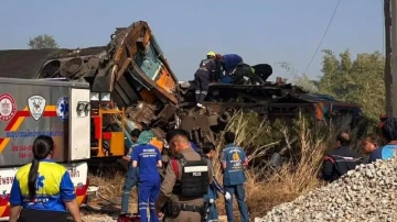 थाइल्यान्डमा रेलमाथि ६५ फिटमाथिबाट खस्यो क्रेन, २२ जनाको मृत्यु