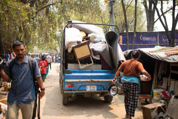 डोजर चल्नुअघि नै खाली हुँदै छ थापाथलीको सुकुम्बासी शिविर [तस्वीरहरू]