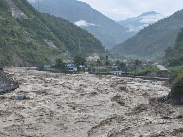 भोटेकोसीमा भीषण बाढी, सतर्क रहन आग्रह