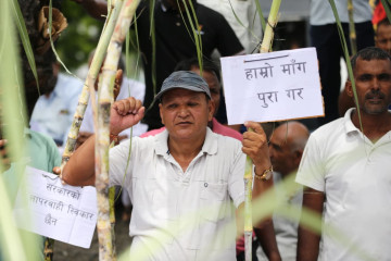 उखुको बक्यौता माग गर्दै माइतीघरमा धर्ना बसे उखु किसान (तस्वीरहरू)