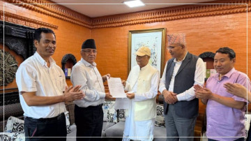 ओली र प्रचण्डको बेमौसमी स्वार्थजोडः कार्यकर्तामा उत्साह न नागरिकमा