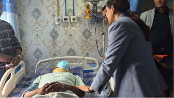 नारायणी अस्पतालमा चिकित्सकमाथि आक्रमण, घाइते डाक्टरलाई भेट्न ट्रमा पुगिन् स्वास्थ्यमन्त्री