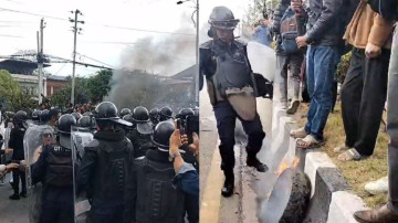 ओली पक्राउको विरोधमा एमालेकाे प्रदर्शनले माइतीघर क्षेत्र तनावग्रस्त