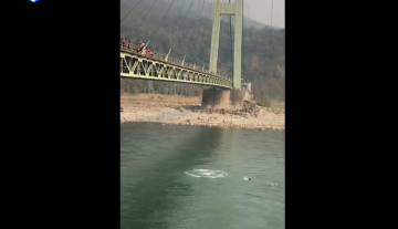 कर्णाली पुलबाट नदीमा हाम फालेका शाही अझै भेटिएनन्