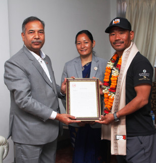 उपराष्ट्रपतिद्वारा सगरमाथा आरोही बुढामगरलाई सम्मान