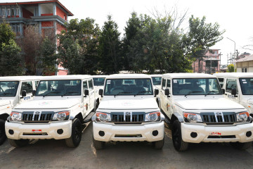 प्रतिनिधिसभा निर्वाचनका लागि भारतले उपहार दिएका गाडीहरू सिंहदरबारमा राखियो