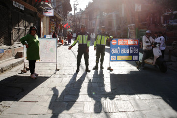 ललितपुरमा सवारीसाधन निषेधित क्षेत्र परीक्षण सुरु, कहाँ–कहाँ गरिँदै छ निषेध ? (तस्वीरसहित) 