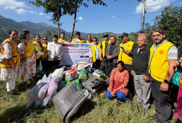 लायन्स इन्टरनेसनल डिस्ट्रिक्ट ३२५ आईद्वारा बाढीपहिरोपीडितलाई राहत सामग्री वितरण