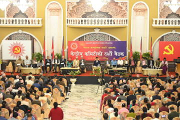 एमाले बैठकका रोचक किस्सा– कसैले हातोहात  ओलीको राजीनामा मागे, कसैले विकल्प छैन भने