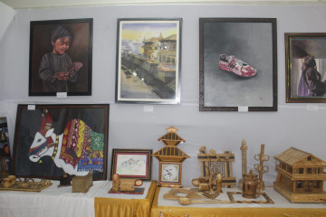 ललितकला प्रदर्शनीमा ‘जेन–जी आन्दोलन’को आइकनिक जुत्ताले तान्यो ध्यान (तस्वीरहरू)