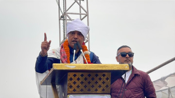 पोखरामा सहकारीपीडितले गगन थापालाई बुझाए ज्ञापनपत्र