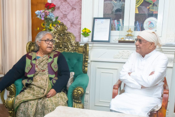 पितृशोकमा रहेका ओलीलाई भेट्न गुण्डु पुगिन् प्रधानमन्त्री कार्की