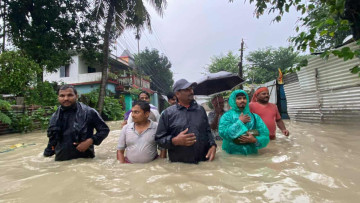 विराटनगरको डुबान प्रभावित क्षेत्रमा खटिए माओवादी र वाईसीएलका नेता–कार्यकर्ता
