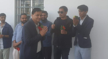 फूल दिने युवाहरूलाई योगेशले भने– एमाले राम्रो बनाएर तपाईंहरूलाई सुम्पिन्छौँ